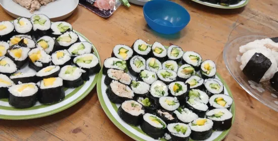 Die Gewinnerin unseres Recyclingprojekts wünschte sich eine Sushi-Aktion. Gemeinsam haben die Kinder Sushi und Onigiri zubereitet – mit viel Spaß, Teamarbeit und tollen Ergebnissen!